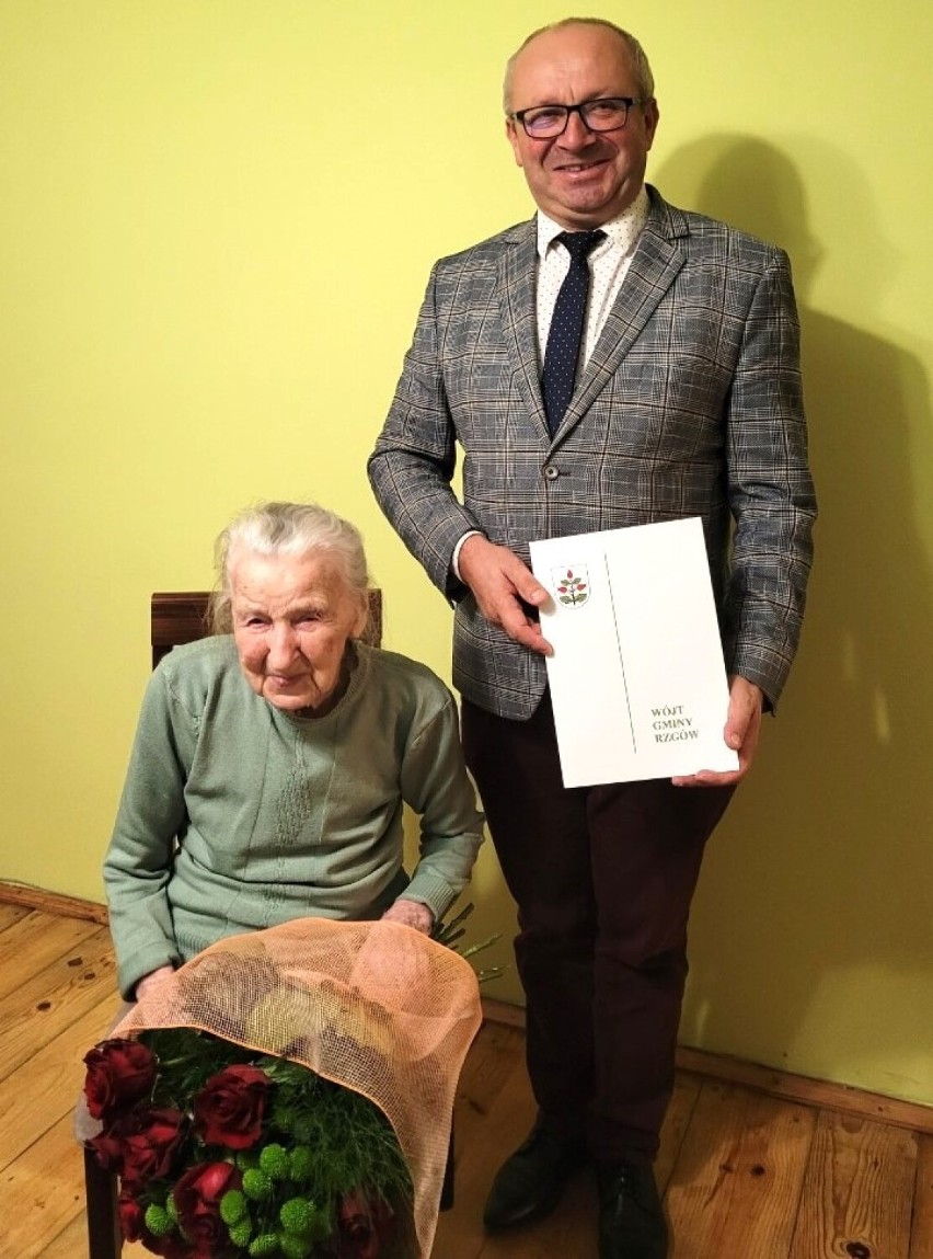 Najstarsza mieszkanka powiatu konińskiego skończyła 106 lat! Pani Regina doczekała się 13 prawnucząt 