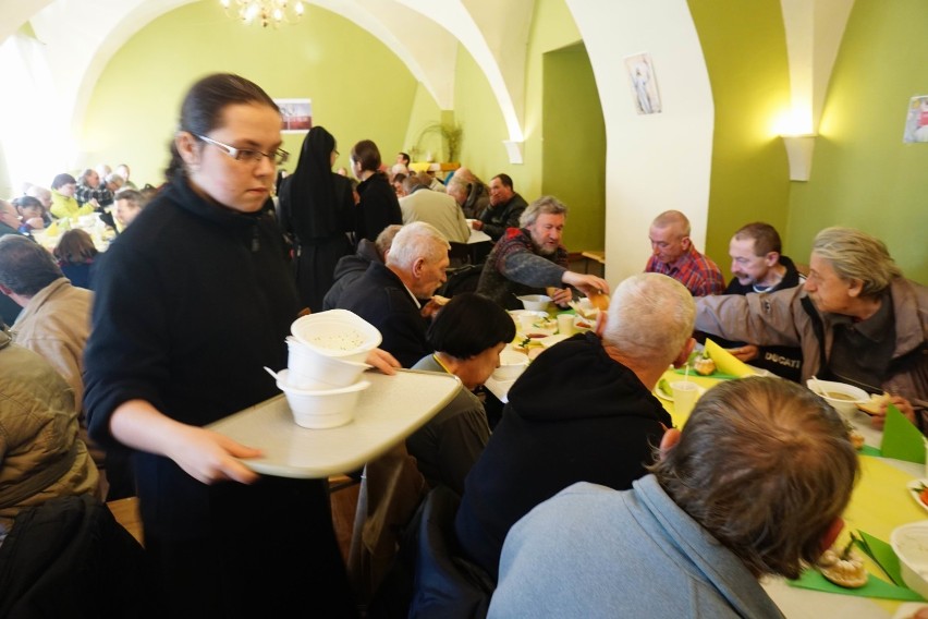 Wielkanoc: Śniadania dla potrzebujących w Barce i Caritasie