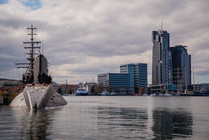 Rzadki widok w Basenie Prezydenta w Gdyni. „Dar Młodzieży” ustąpił miejsca naszemu okrętowi podwodnemu ORP Orzeł