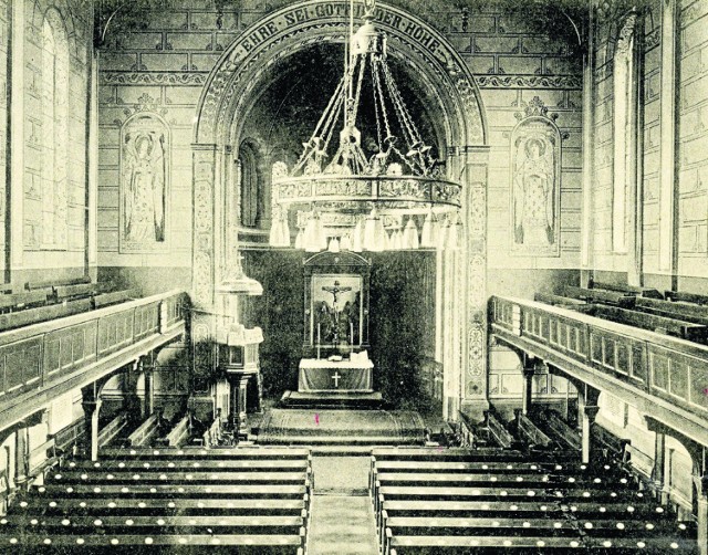 Wnętrze kościoła ewangelickiego na fot. Carla Sauerzopfa z ok. 1907 r. z widocznym, znanym do dziś, głównym obrazem „Ukrzyżowania Pańskiego”