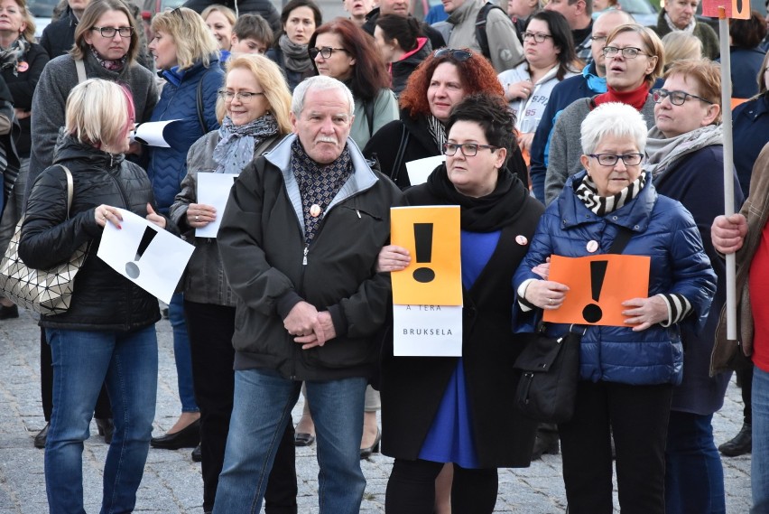 Chrzanów. Nauczyciele protestowali na Placu 1000-lecia [ZDJĘCIA]