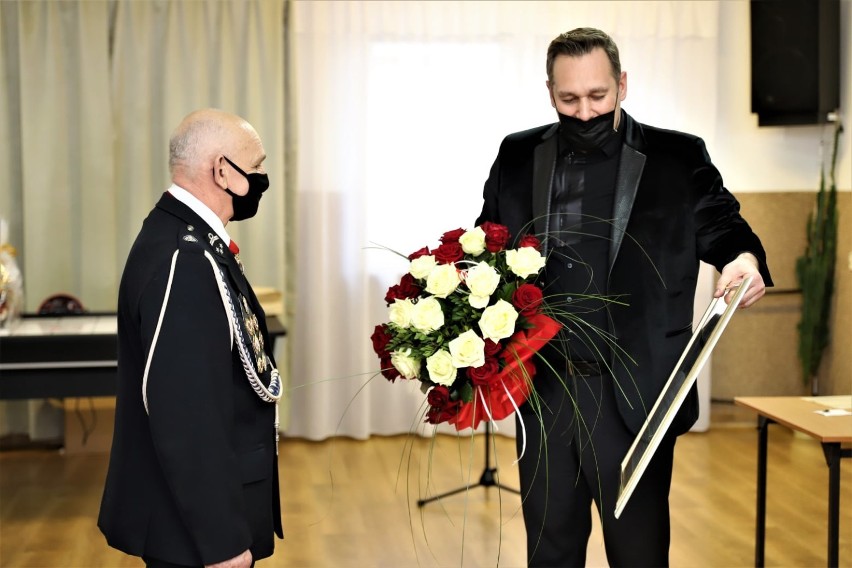 Naczelnik OSP odszedł na emeryturę. Dostał kwiaty i podziękowania od druhów 