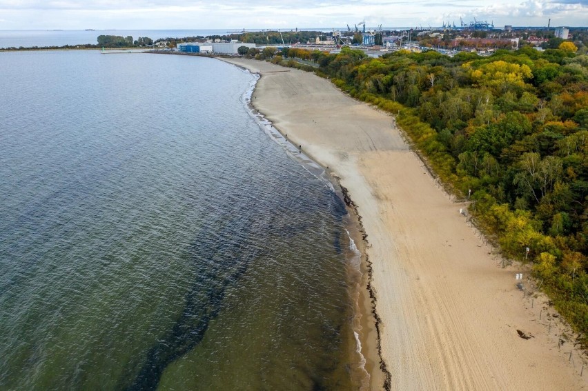 Trwa poszerzanie plaży w Gdańsku Brzeźnie. Zniknie hałda...