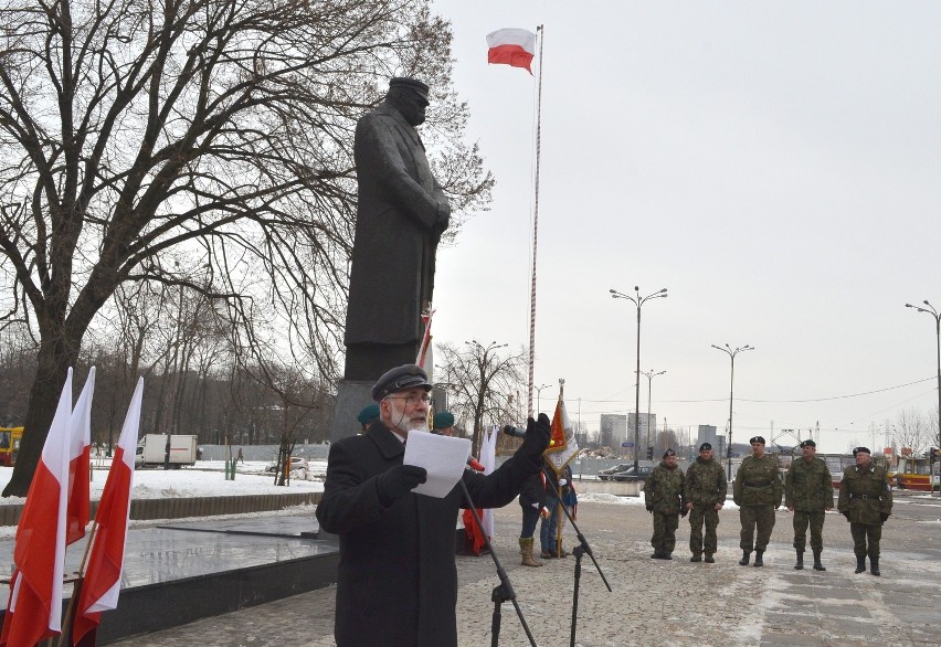 Pod pomnikiem marszałka Józefa Piłsudskiego odbył się...