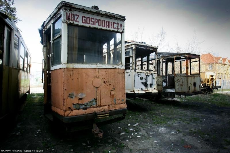 Cmentarzysko tramwajów we Wrocławiu. Zobacz jak niszczeją zabytki (ZDJĘCIA)