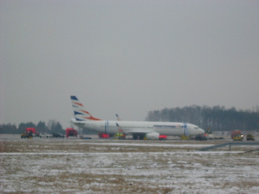 Lotnisko Pyrzowice: Usuwanie samolotu, który wypadł z pasa [ZDJĘCIA CZYTELNIKA]