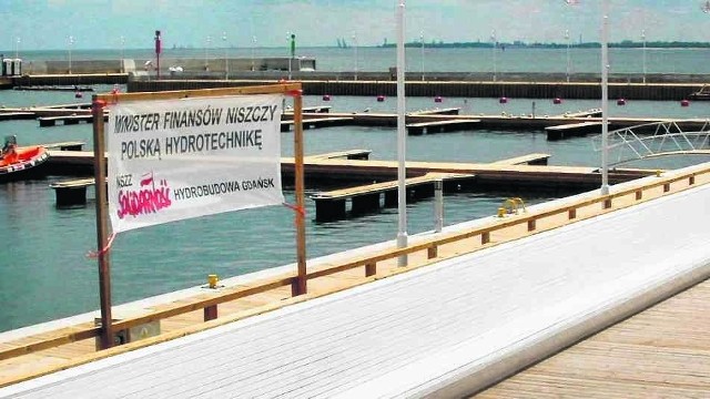 Pracownicy Hydrobudowy zawiesili w proteście transparent w sopockiej marinie