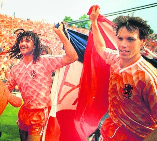 Marco van Basten (z prawej) był Królem Strzelców ME w 1988...