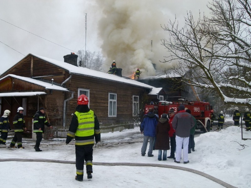 Pożar w Konewce pod Tomaszowem. Palił się drewniany budynek...