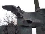 Wandale, którzy ukradli orła z pomnika Orląt Lwowskich, zostali zatrzymani