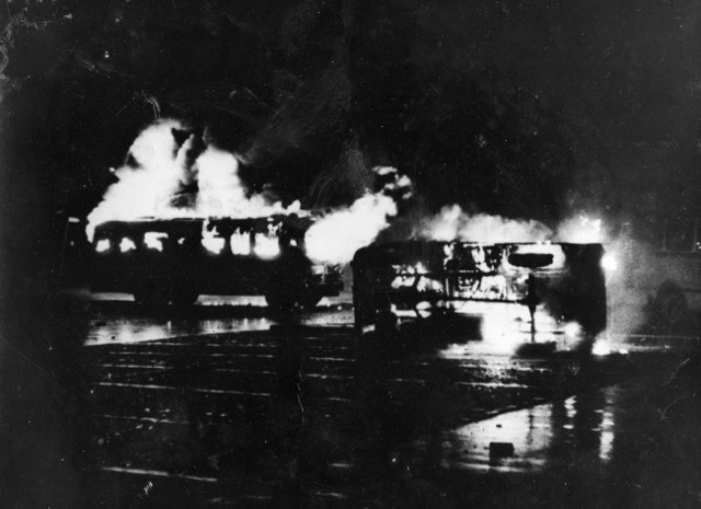 Wystawa przypomniała dramatyzm wydarzeń grudniowych - płonące samochody w centrum Gdańska, ciała ofiar. Z głośników dochodziły odgłosy wystrzałów