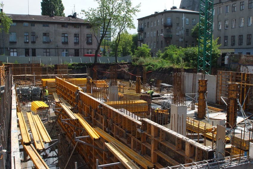 Na placu budowy przy ul. Wróblewskiego 19 pracują już ekipy...