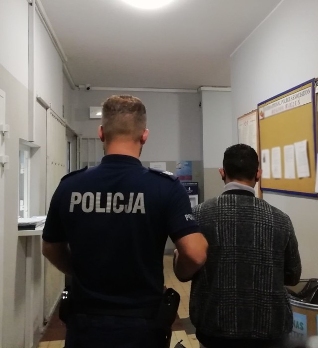 Wieluń. Kopał w drzwi i groził znajomemu. Agresywny wandal w rękach policji.