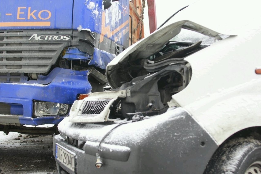 Wrocław: Wypadek na Granicznej. Dwie osoby ranne po zderzeniu ciężarówki i busa (ZDJĘCIA)