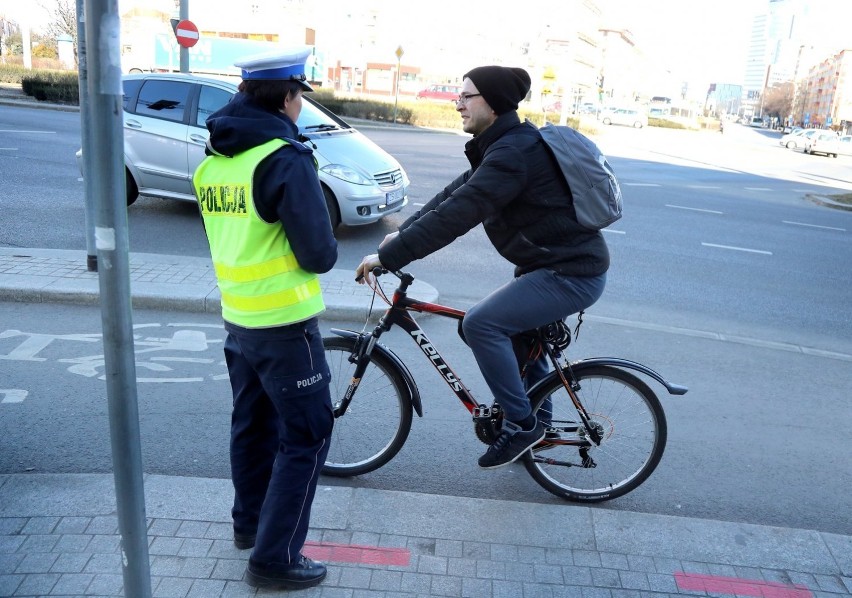 Rowerowy dzień wiosny w Szczecinie. Policjanci kontrolowali cyklistów [ZDJĘCIA]