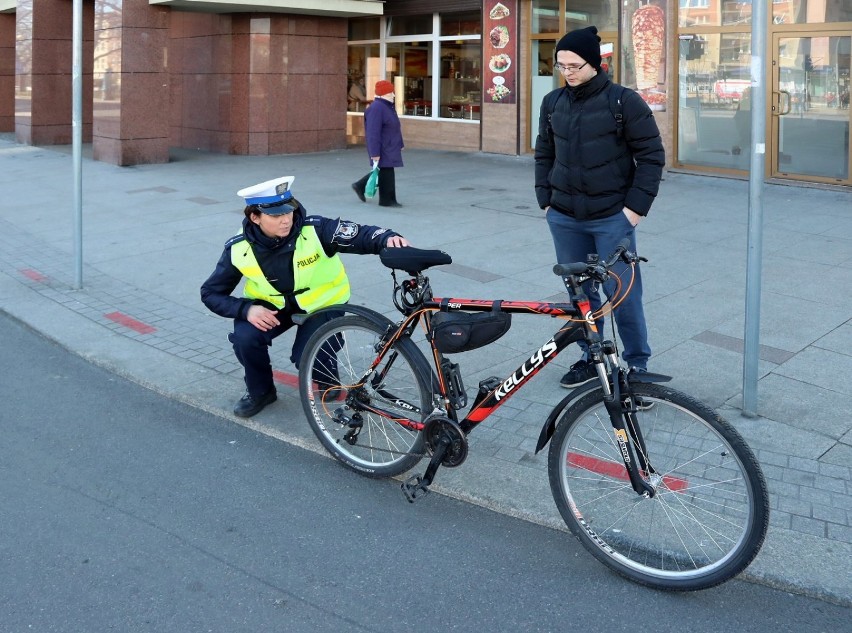 Rowerowy dzień wiosny w Szczecinie. Policjanci kontrolowali cyklistów [ZDJĘCIA]