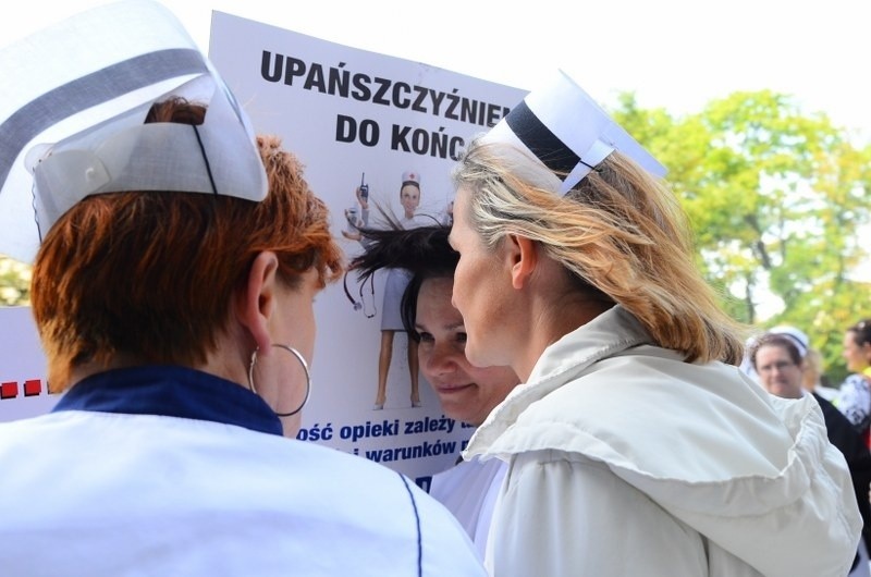 Protest pielęgniarek pod Urzędem Wojewódzkim w Poznaniu.