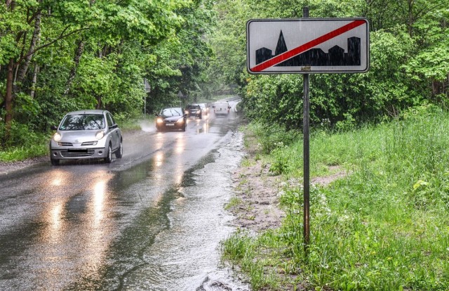 - Czy Zarząd Dróg Miejskich i Komunikacji Publicznej w Bydgoszczy dysponuje aktualną analizą ruchu na ul. Sudeckiej - ulicy, która po oddaniu do użytku trasy S5 stanowi najszybszą alternatywę drogową na linii W-Z miasta drogami gminy Osielsko? - pyta fordoński radny, Andrzej Młyński.