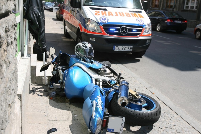 Motocyklista zderzył się z osobówką na Radwańskiej przy...