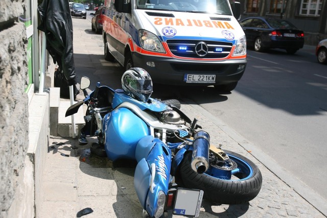 Motocyklista zderzył się z osobówką na Radwańskiej przy Piotrkowskiej.
