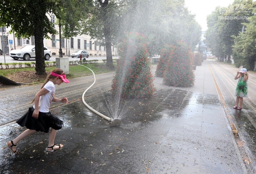 Orzeźwienie w upalne dni. Kurtyny wodne w Szczecinie [zdjęcia]