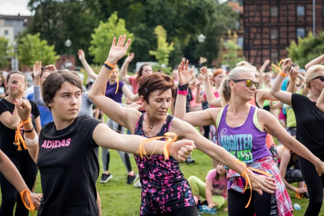 Od 15.00 dzieci mogły się świetnie bawić podczas pokazów zumby fitness przeplatanych konkursami z nagrodami. 

Natomiast od 16.00 do 18.00  swych sił w tańcu z ćwiczeniami mogli próbować dorośli pod okiem instruktorów z całego regionu właśnie na czele z Pawłem Paczyńskim, jako gospodarzem imprezy. Zalecane były wygodny strój, sportowe obuwie i butelka wody pod ręką. Po 18.00  after party w klubie Tortuga (ul. Długa 24), gdzie miedzy 20.00 a 21.00 znów będzie można potańczyć zumbę z instruktorami.

Co ważne, podczas roztańczonego wydarzenia każdy mógł wesprzeć Fundację Ostatnia Przystań, która prowadzi we Wtelnie dom dla porzuconych psów w sędziwym wieku. Wszystkie dary przyniesione dziś na Wyspę Młyńską trafią do fundacji.


Pospieszny do Kultury - odcinek 8

