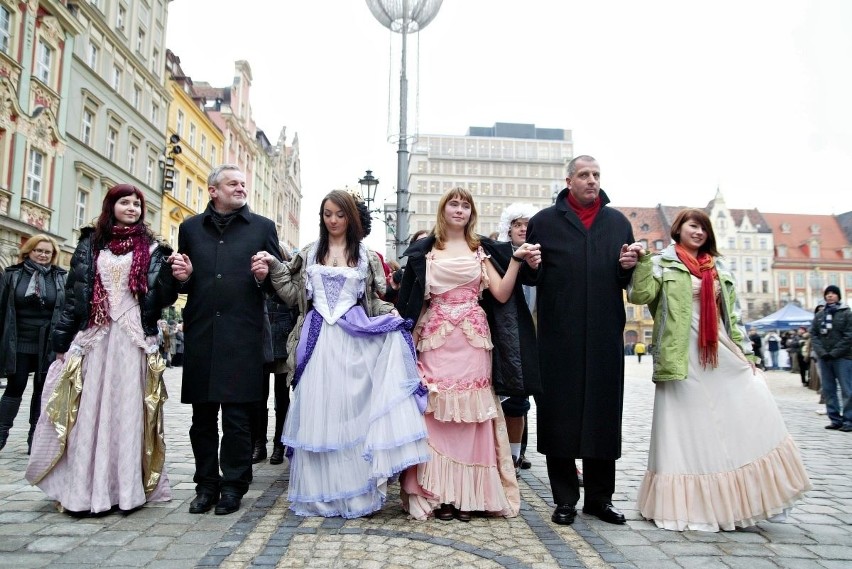Wrocław: Maturzyści zatańczyli na Rynku poloneza (ZDJĘCIA i FILM)