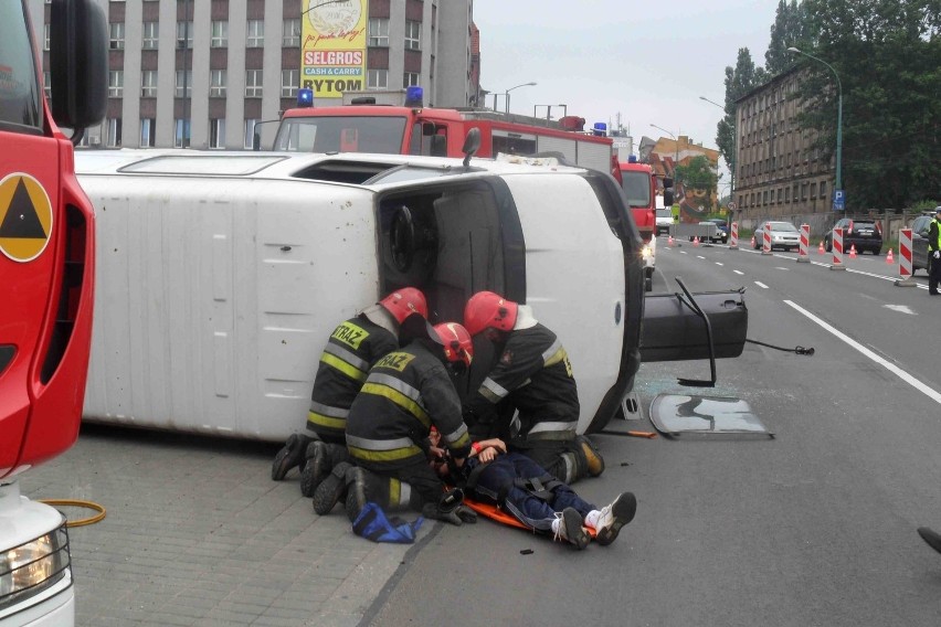 Chorzów: Wypadek przy wjeździe na estakadę. To ćwiczenia [WIDEO + ZDJĘCIA]