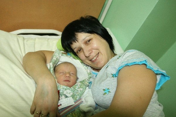 Jazowsko: gminna władza z wizytą u pierwszego dziecka 2012 roku [ZDJĘCIA]
