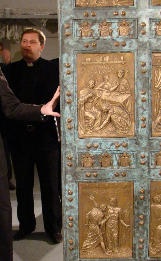 Ks. Paweł Danek obok Drzwi Świętych w muzeum 