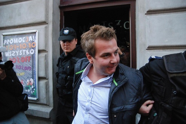 Policja wyprowadziła Dawida Bratkę z jego sklepu w Łodzi.