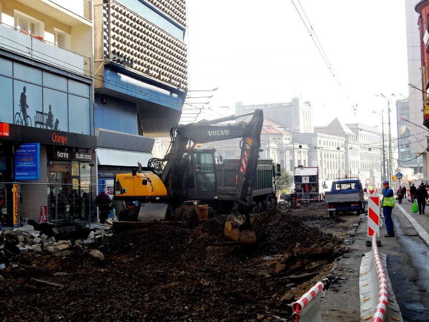 Katowice: Najdroższa ulica handlowa na Śląsku rozkopana wzdłuż i wszerz [ZDJĘCIA]