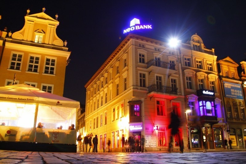 Poznań: NeoBank nielegalnie zamontował neon, który świeci na Stary Rynek [ZDJĘCIA] 