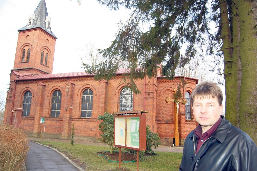 Mariusz Baar przed kościołem w Białogardzie