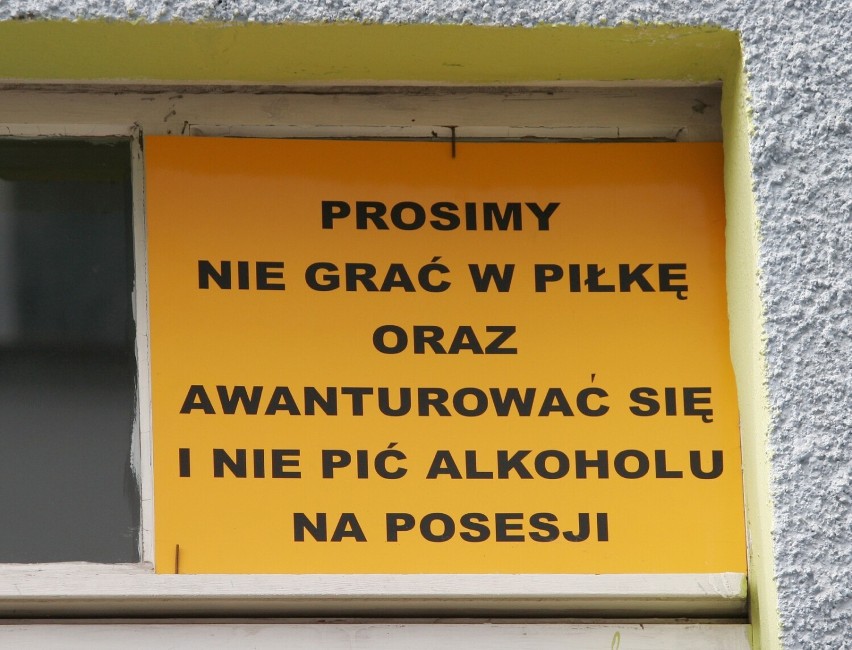 Ogłoszenie wywieszone w oknie jednego z budynków w...