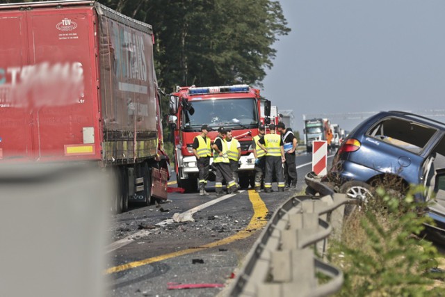 Do tragicznego w skutkach wypadku doszło w piątek, 16 września, na drodze S3 w okolicach Sulechowa. Ford uderzył czołowo w ciężarówkę. Na miejscu zmarł kierowca, około 12-letni chłopiec zmarł po przewiezieniu do szpitala w Zielonej Górze. Droga w kierunku Gorzowa i Zielonej Góry jest zablokowana.  Nie wiadomo ile potrwają utrudnienia.