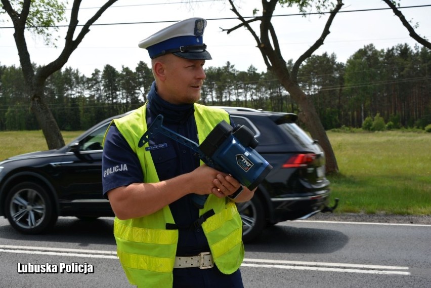 Policjanci ruchu drogowego chcąc ograniczyć liczbę wypadków,...