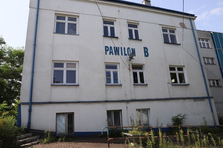 Budynki dawnego szpitalika przy ulicy Langiewicza w Kielcach zostaną wyburzone. Zadania chcą się podjąć firmy z całej Polski