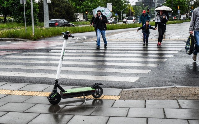 Do wypadku doszło we wtorek 6 września br. około godz. 16.10 na przystanku autobusowym znajdującym się w pobliżu kościoła i marketu Lidl przy ul. Wojska Polskiego w Bydgoszczy.