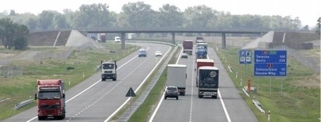 Na autostradzie A2 między między węzłem w Krzesinach i Luboniu zderzyły się dwa samochody ciężarowe