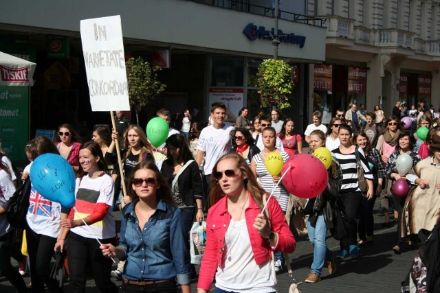 Tłum licealistów opanował w środę ulicę Piotrkowską. Z okazji przypadającego 26 września Europejskiego Dnia Języków Obcych, zorganizowano tam kolorowy przemarsz.
