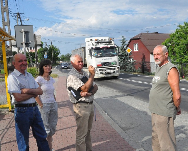 Sołtys Ryszard Lasoń (w środku) i mieszkańcy wsi apelują do wszystkich władz o interwencję