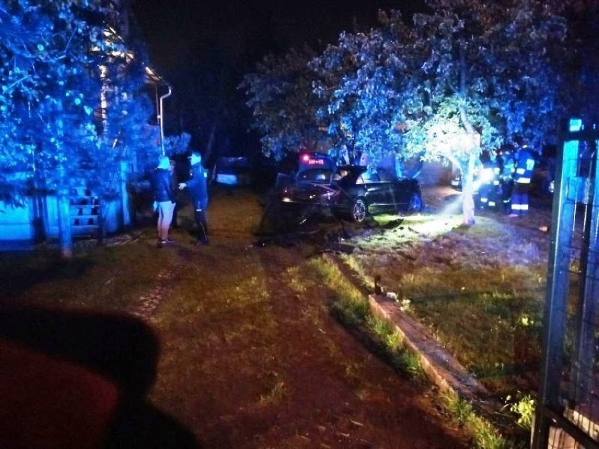 Nowy Sącz.  Wypadek na ul. Radzieckiej. Samochód wbił się w drzewo 