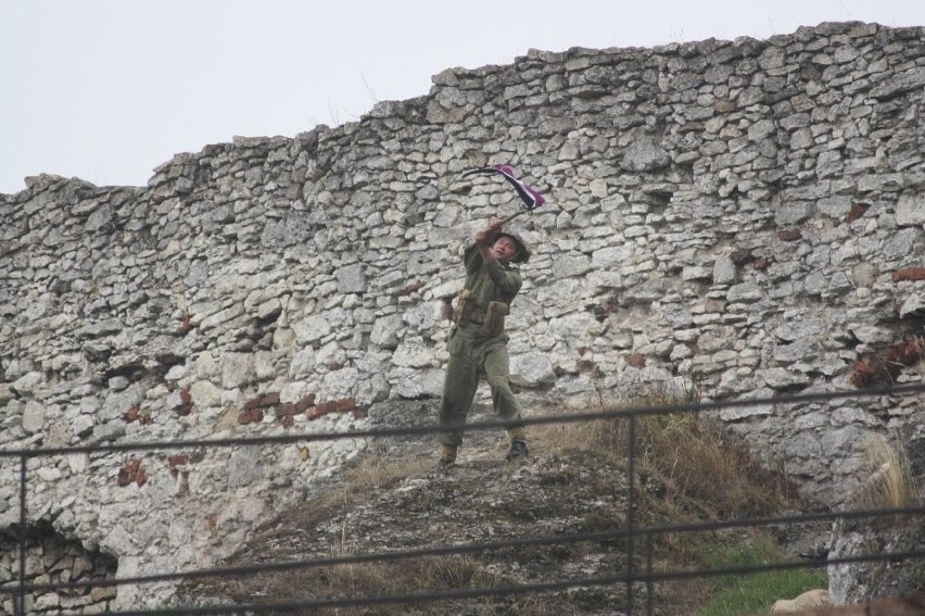 Zamek Ogrodzieniecki w Podzamczu przyciągnął fanów militariów [ZDJĘCIA i VIDEO]