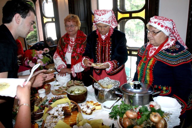 Koło Gospodyń Wiejskich z Tęgoborza w gminie Łososina Dolna zachwyciło jurorów pierogami z kapustą i skwarkami, żurkiem, polewką z suszonych śliwek i ciastem ze śliwkami