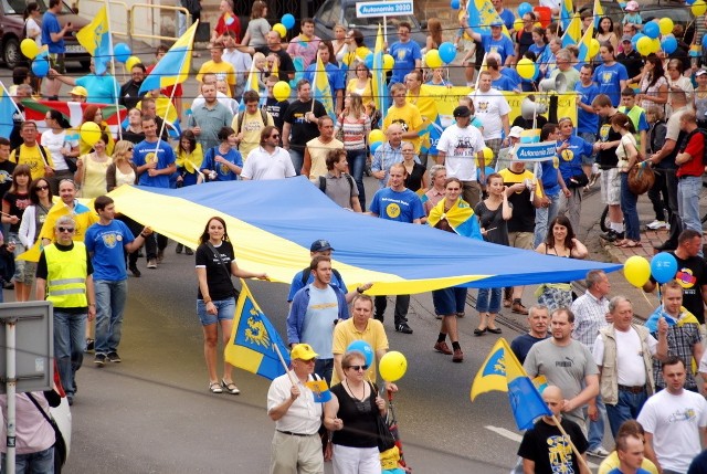 V Marsz Autonomii w 2011 r. W 2012 r. ma być pobity rekord długości flagi