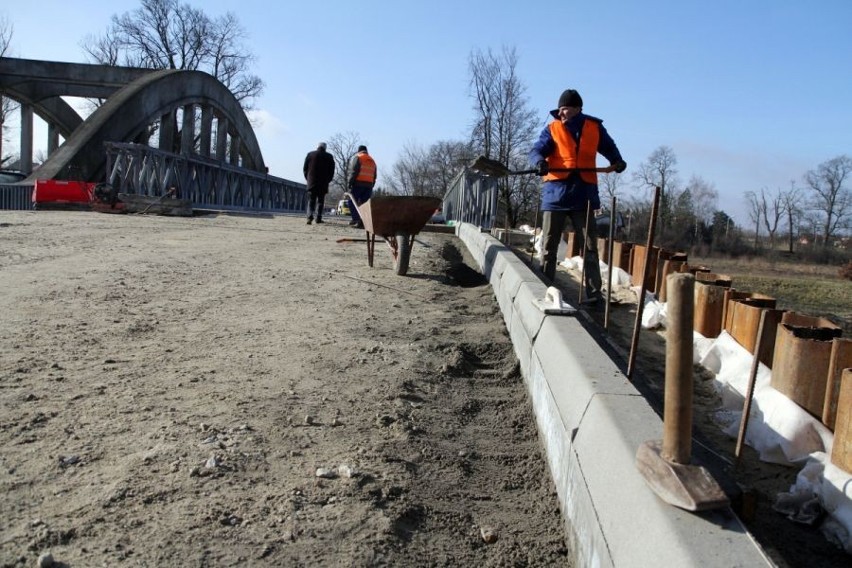 Wrocław: Mostem tymczasowym na Widawie pojedziemy w kwietniu (ZDJĘCIA)