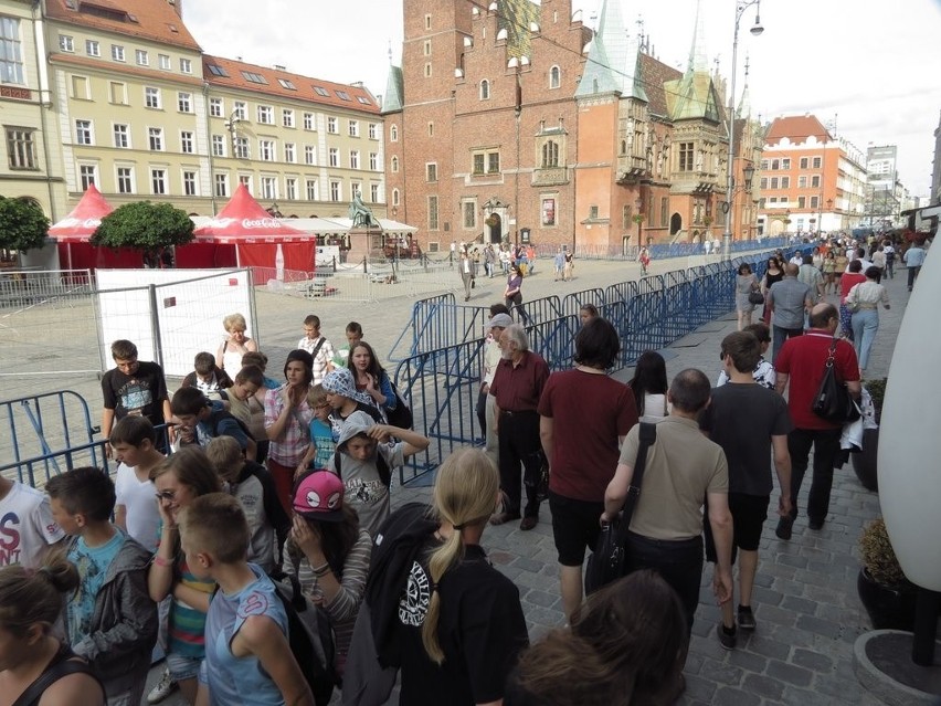 Wrocław: Strefa kibica rośnie, a Rynku ubywa (ZDJĘCIA)