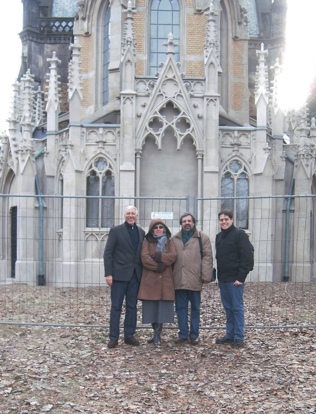 Przed zabytkową, neogotycką kaplicą Scheiblera: Peter Scheibler, Magdalena Bladowska, prof. Krzysztof Stefański i Karl Scheibler
