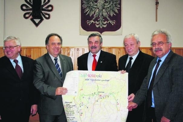 Podhalańscy samorządowcy z mapą planowanego szlaku Góral*ski